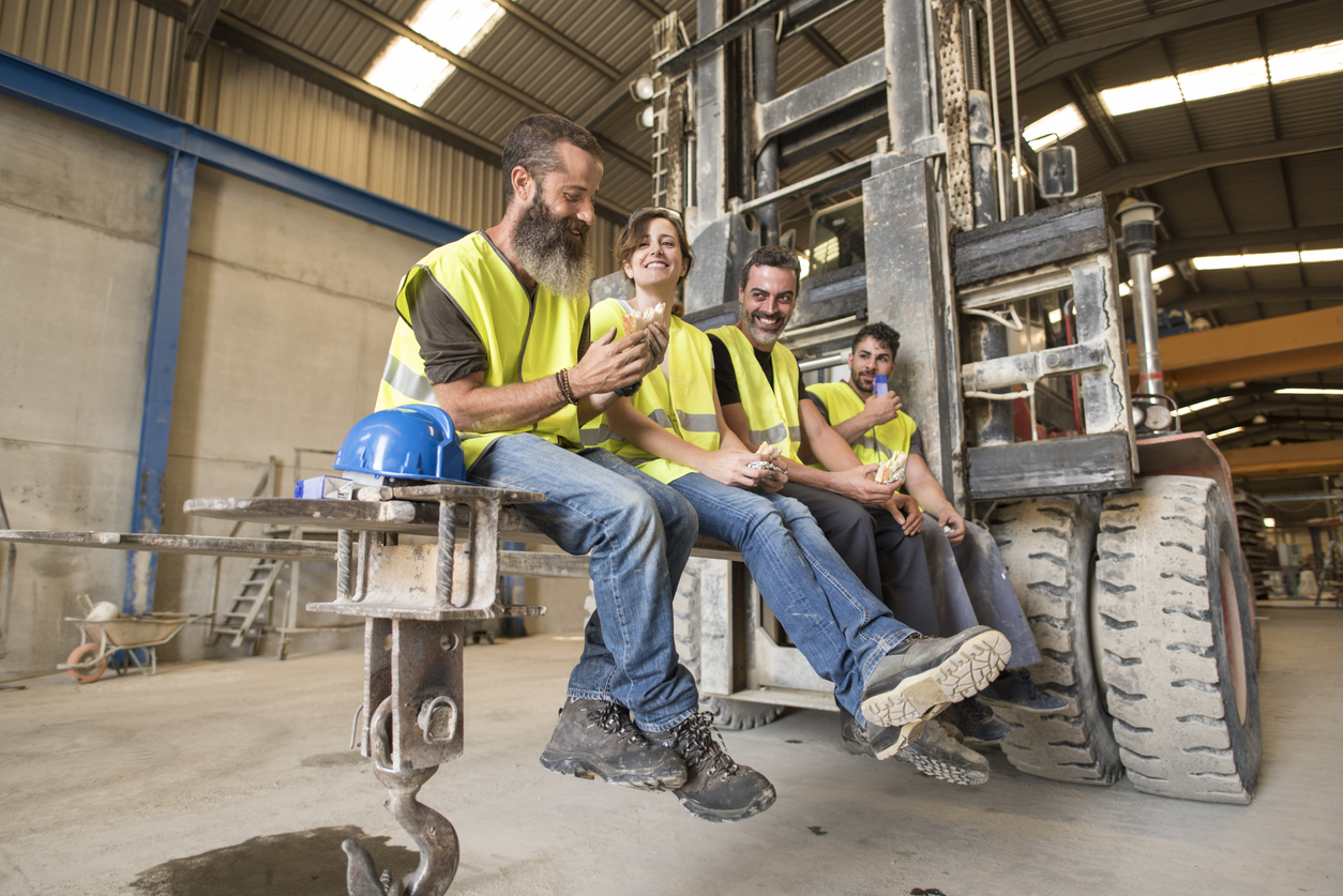 Workers eating lunch.